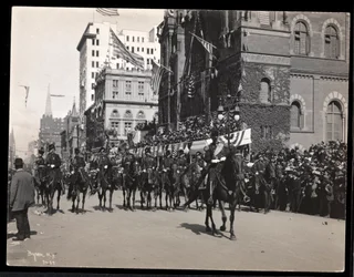 Ansicht von General Roe und dem Stab des Gouverneurs zu Pferd in der Dewey Parade auf der Fifth Avenue, New York, 1938